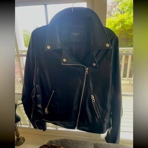 Who doesn’t need this jacket!?!? Hello, perfect for fall! 2X Torrid..never worn!